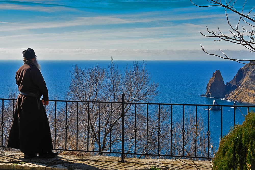фото "В мыслях о вечном" метки: пейзаж, жанр, Крым, Фиолент, берег, монах, море, мысли, философия, человек