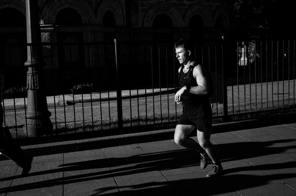 photo "Sankt-Petersburg" tags: city, black&white, light, man, бег, движение, контраст