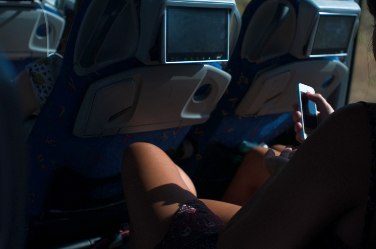 фото "автобус Мадрид-Понферрада" метки: путешествия, женщина, контраст, монитор, свет, телефон