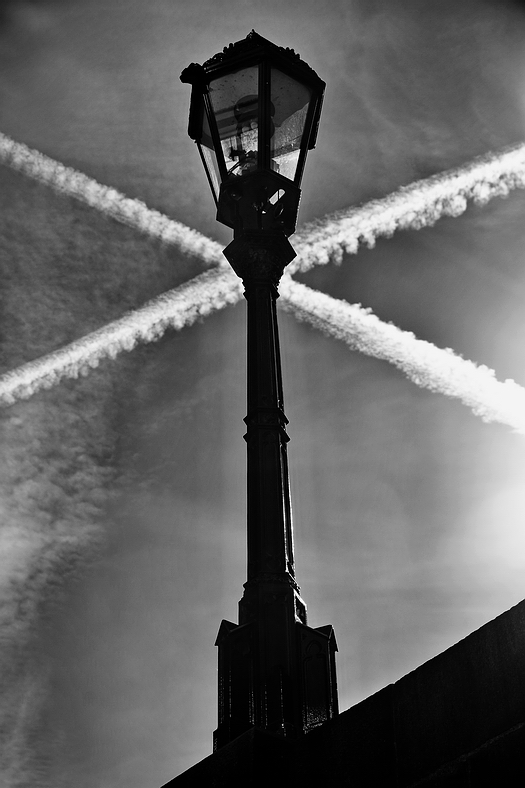 photo "Фонарь и чары" tags: black&white, Prag, Prague, Praha