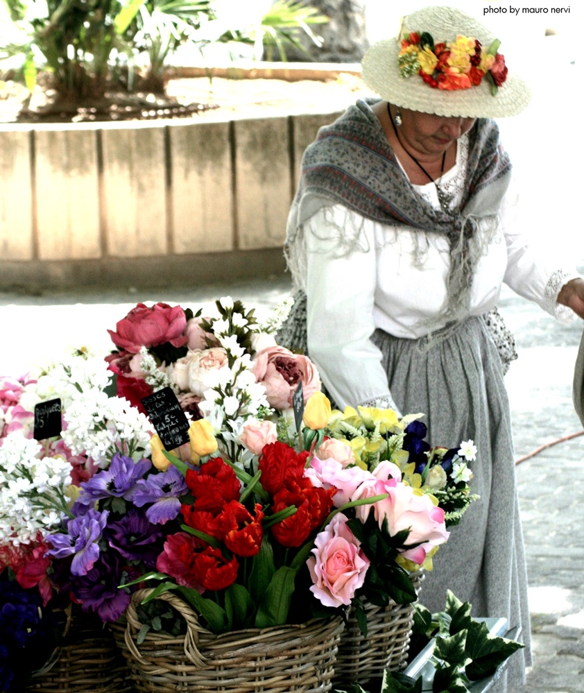 photo "a time: flowers seller" tags: street, 