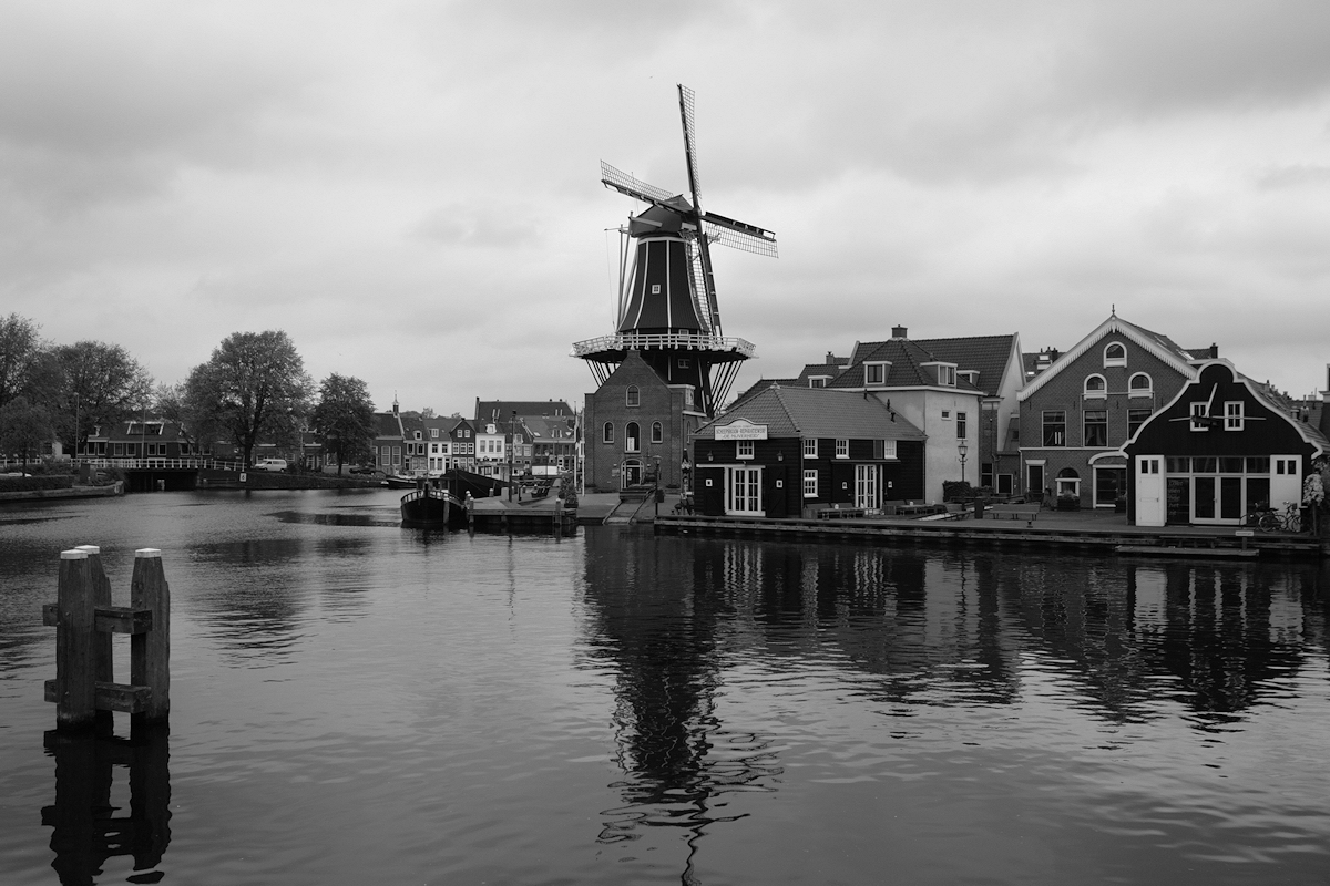 photo "The view of the channel and windmill in Haarlem" tags: travel, black&white, city, Haarlem, the Netherlands, windmill