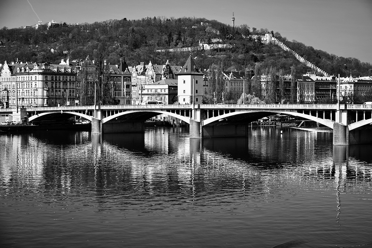 photo "Холм, дома, мост и река" tags: black&white, city, Prag, Prague, Praha