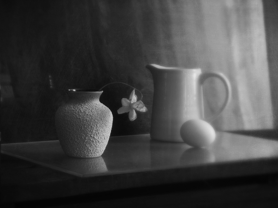 фото "Тихое дыхание весны" метки: натюрморт, черно-белые, кувшин, нарцисс, яйцо