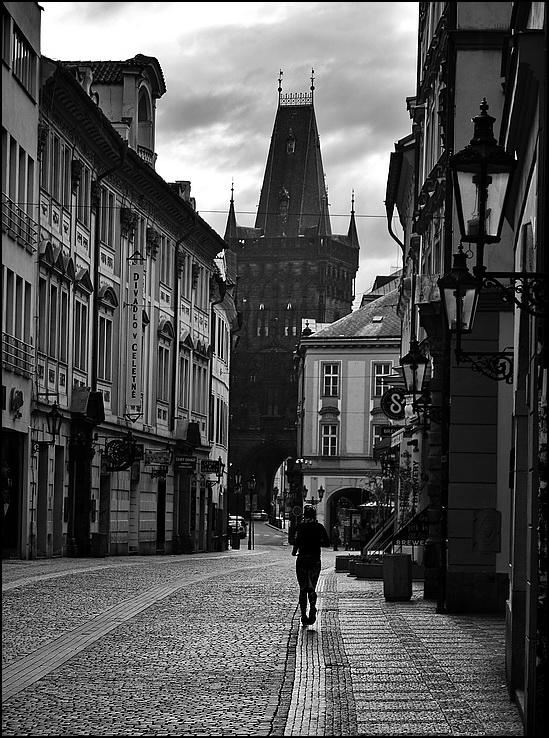 фото "Утренняя башня и улица" метки: черно-белые, стрит-фото, Prag, Praha, Прага
