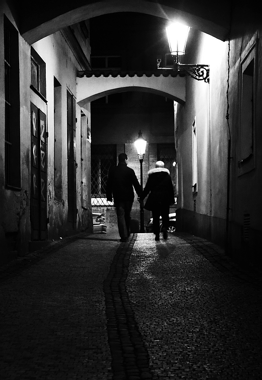 фото "Ночные фонари и фигури" метки: черно-белые, Prag, Praha, Прага