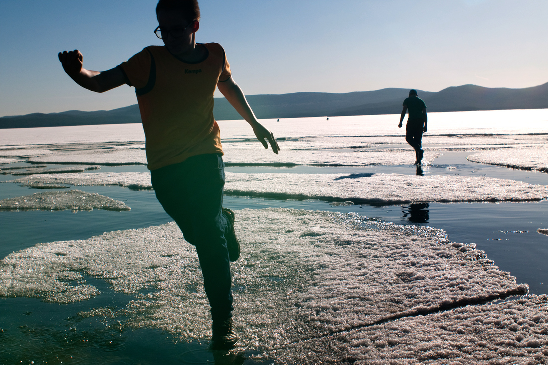 photo "lago Turgoyak, ..." tags: genre, boy, lake, water, движение, лед, опасность