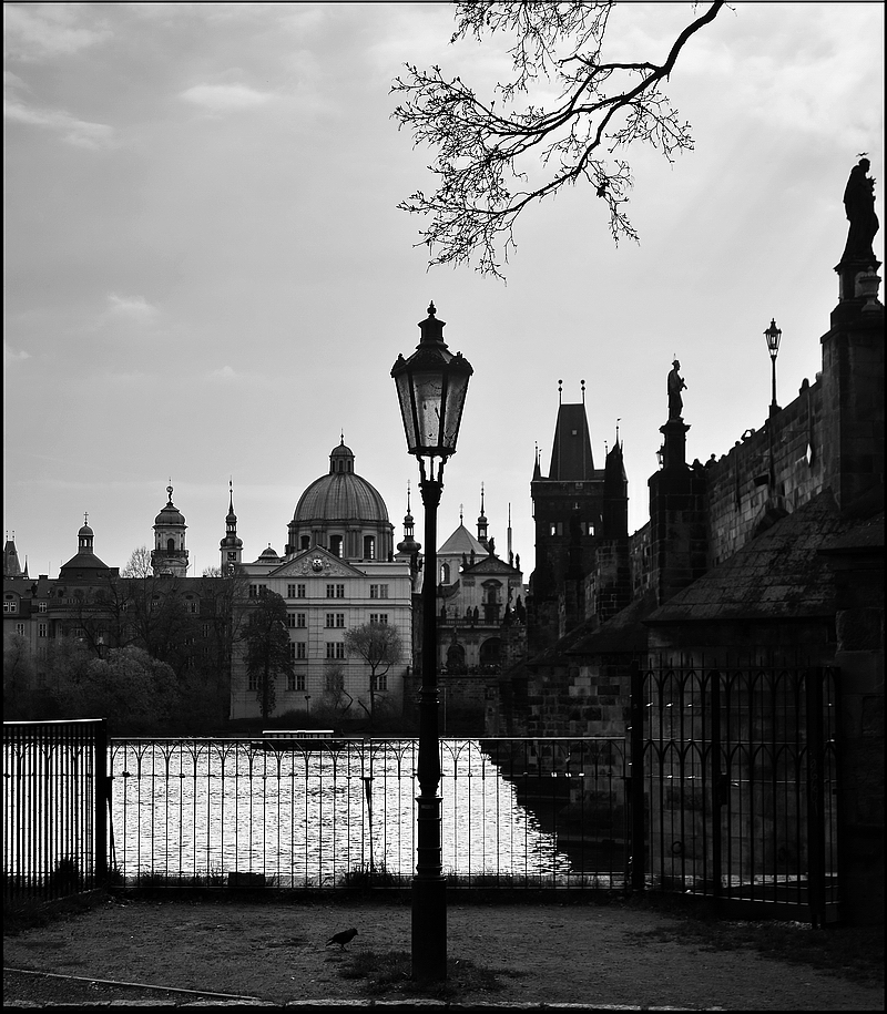 фото "Башни, статуи и  фонарь" метки: черно-белые, Prag, Praha, Прага