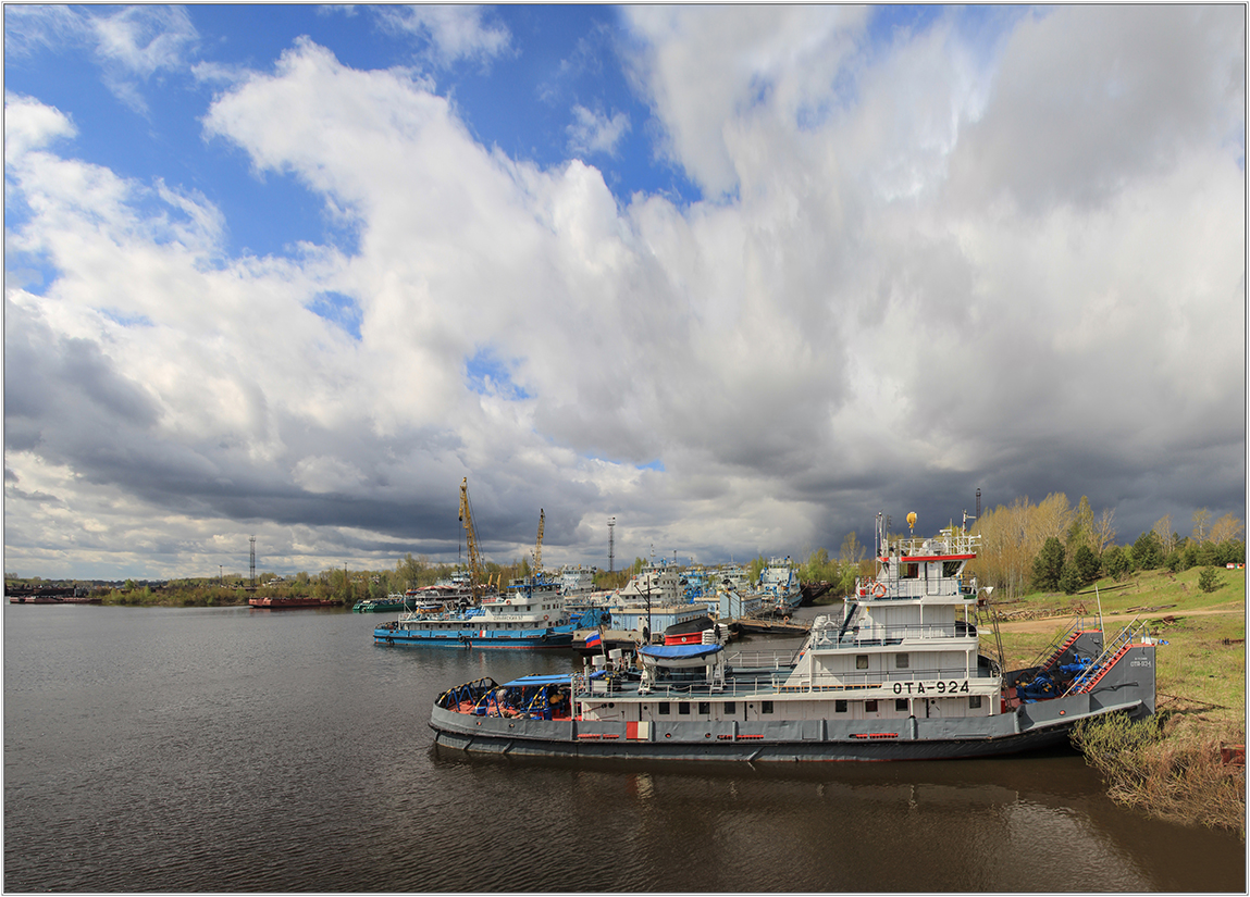 photo "Ready for work: the flag is raised!" tags: landscape, misc., clouds, акватория, май, навигация, судно, толкач