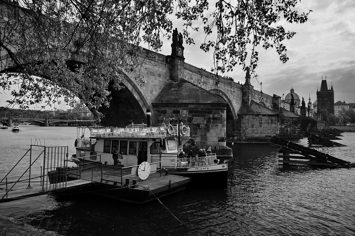 фото "Карлов мост и малый пароход" метки: черно-белые, Prag, Praha, Прага
