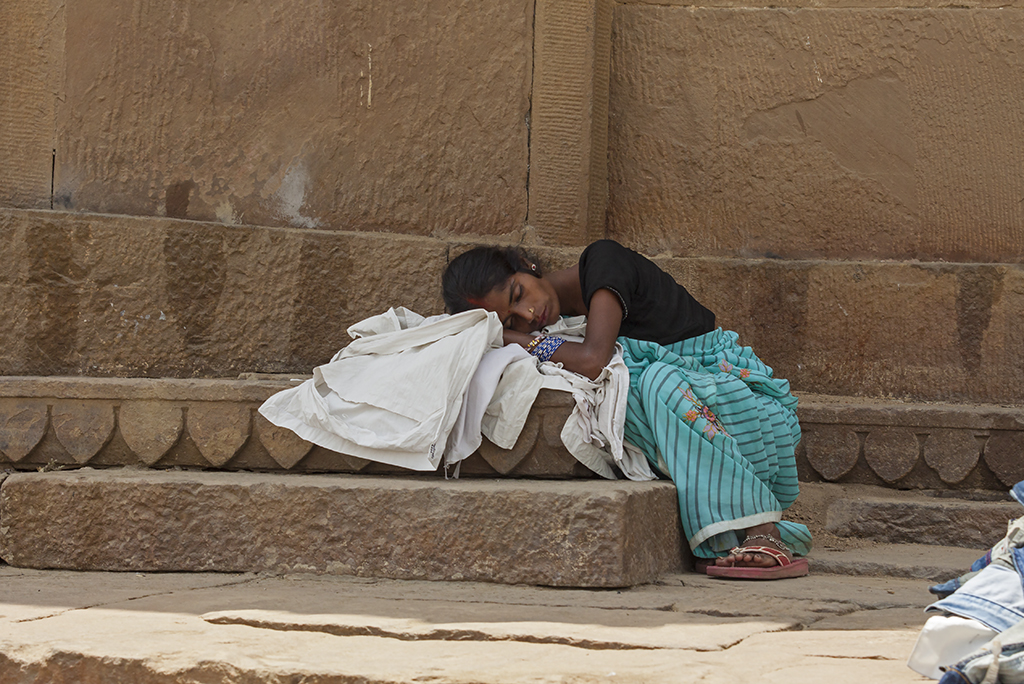 photo "***" tags: street, reporting, genre, Ganges, Indian, Varanasi, dream, india, Варанаси, Ганг, Индианка, индия, сон