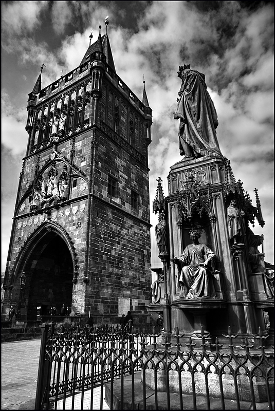 photo "Башня и статуи" tags: architecture, black&white, Prag, Prague, Praha