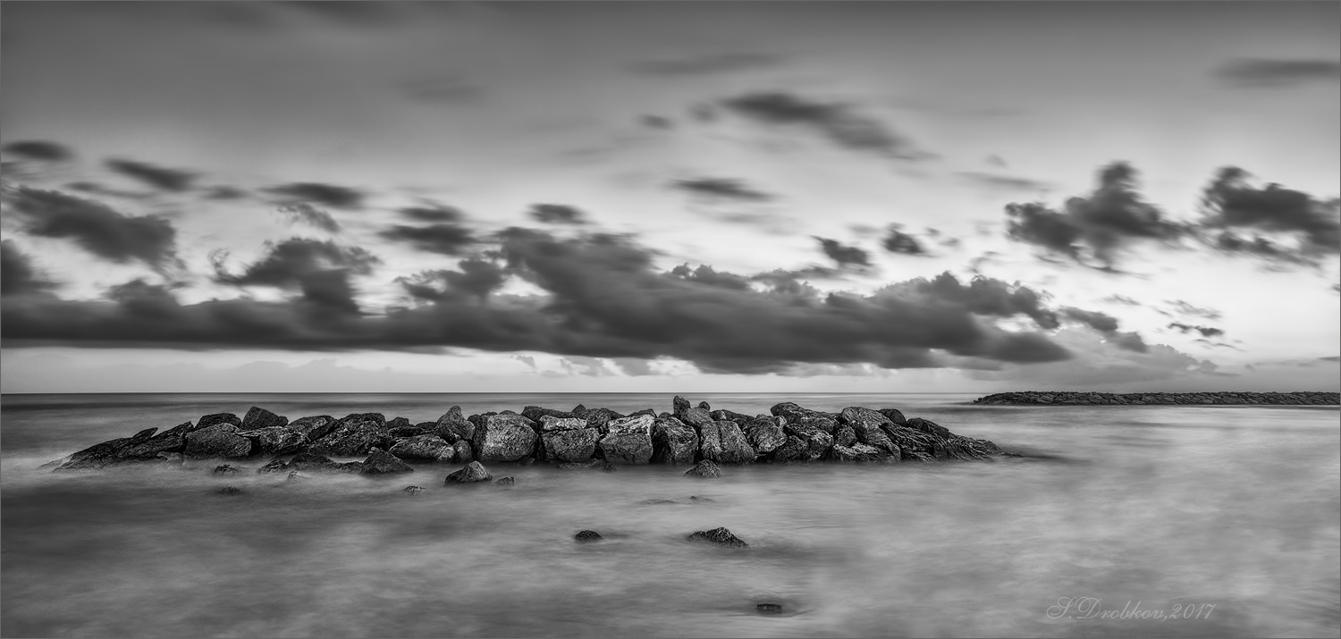 photo "En el sueño" tags: landscape, nature, black&white, Europe, clouds, sea, sky, spring, sunrise, water