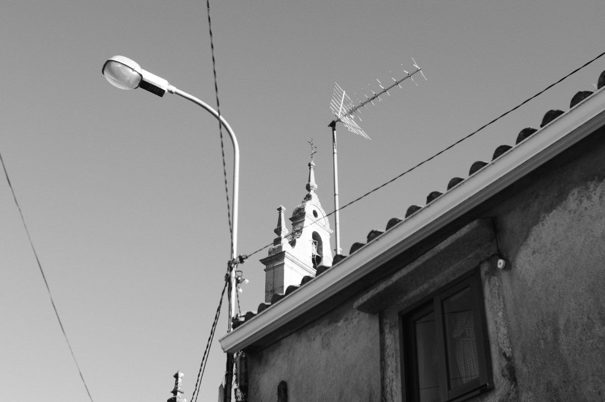 photo "Melide" tags: city, abstract, black&white, lamp, антена, католицизм, окно, провода, столб, церковь