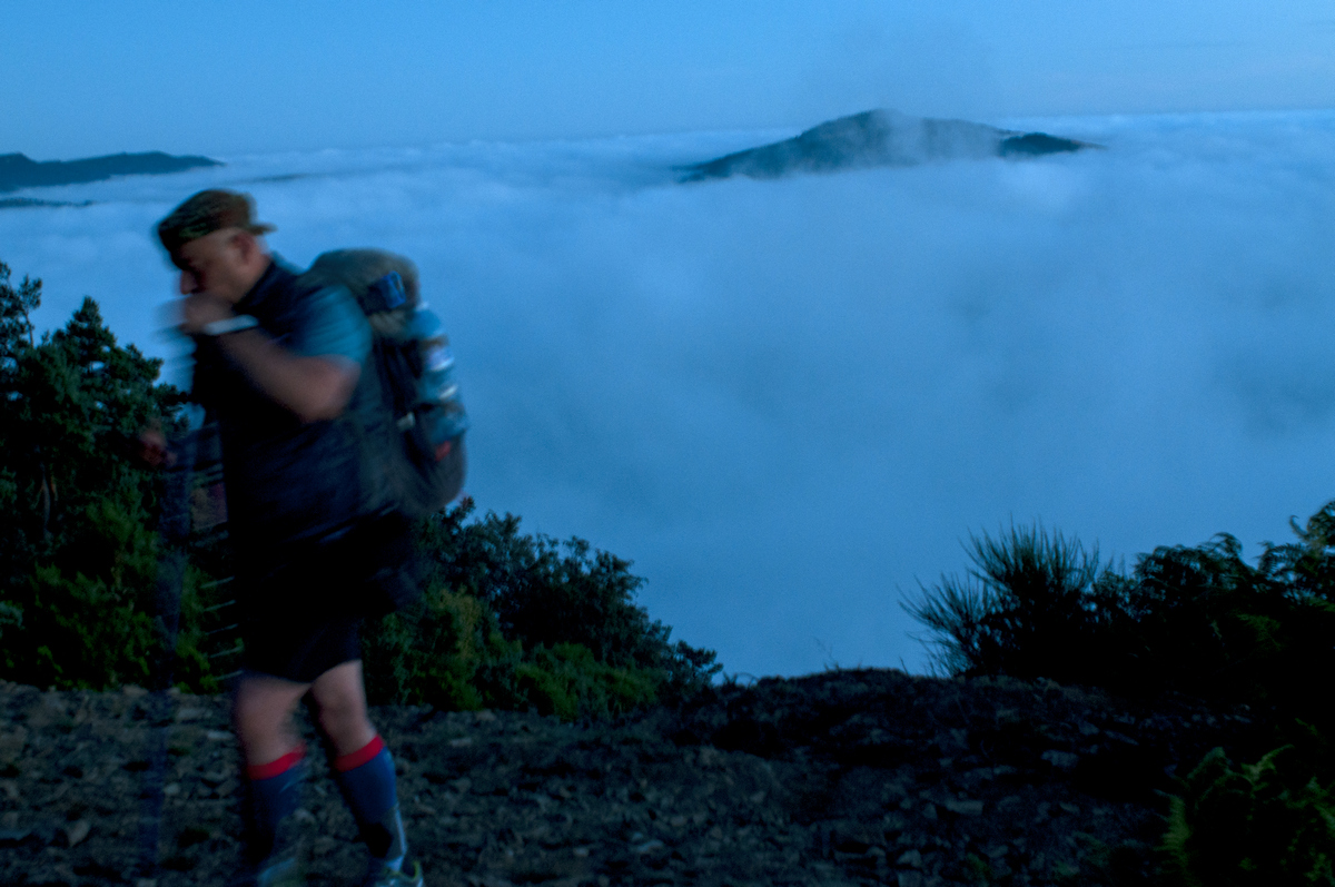 photo "O Cebreiro, en la madrugada (esp)" tags: travel, nature, Camino, Santiago, clouds, man, вершина, гора, паломник, сумерки