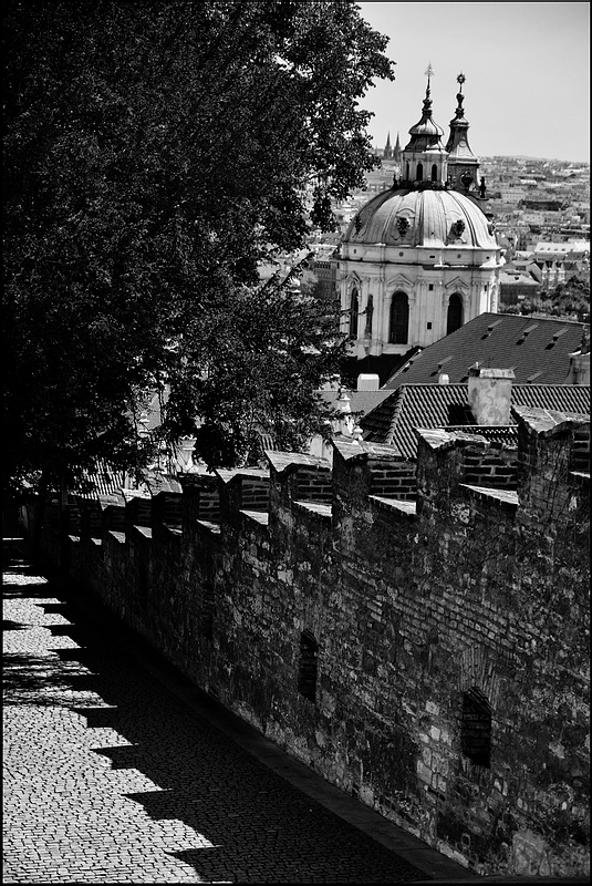 photo "Башни и крепостна́я стена́" tags: black&white, Prag, Prague, Praha
