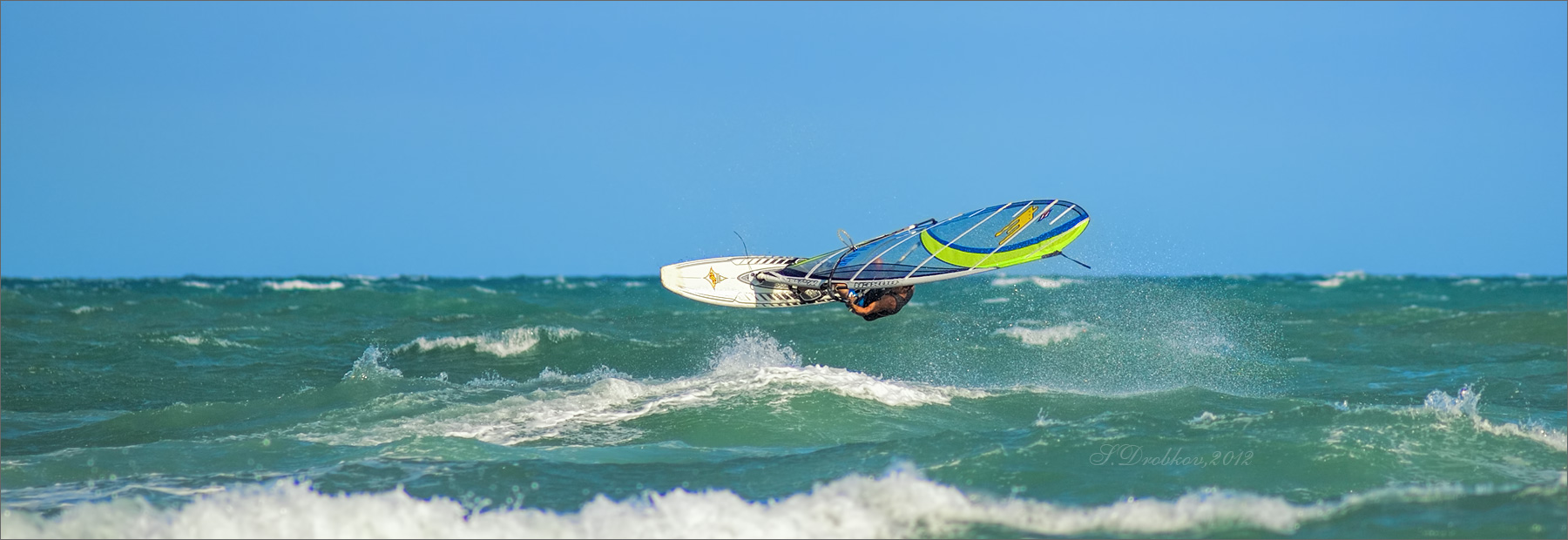 photo "Por la linea del horizonte" tags: sport, Europe, man, sea, summer, surfing, water, волны