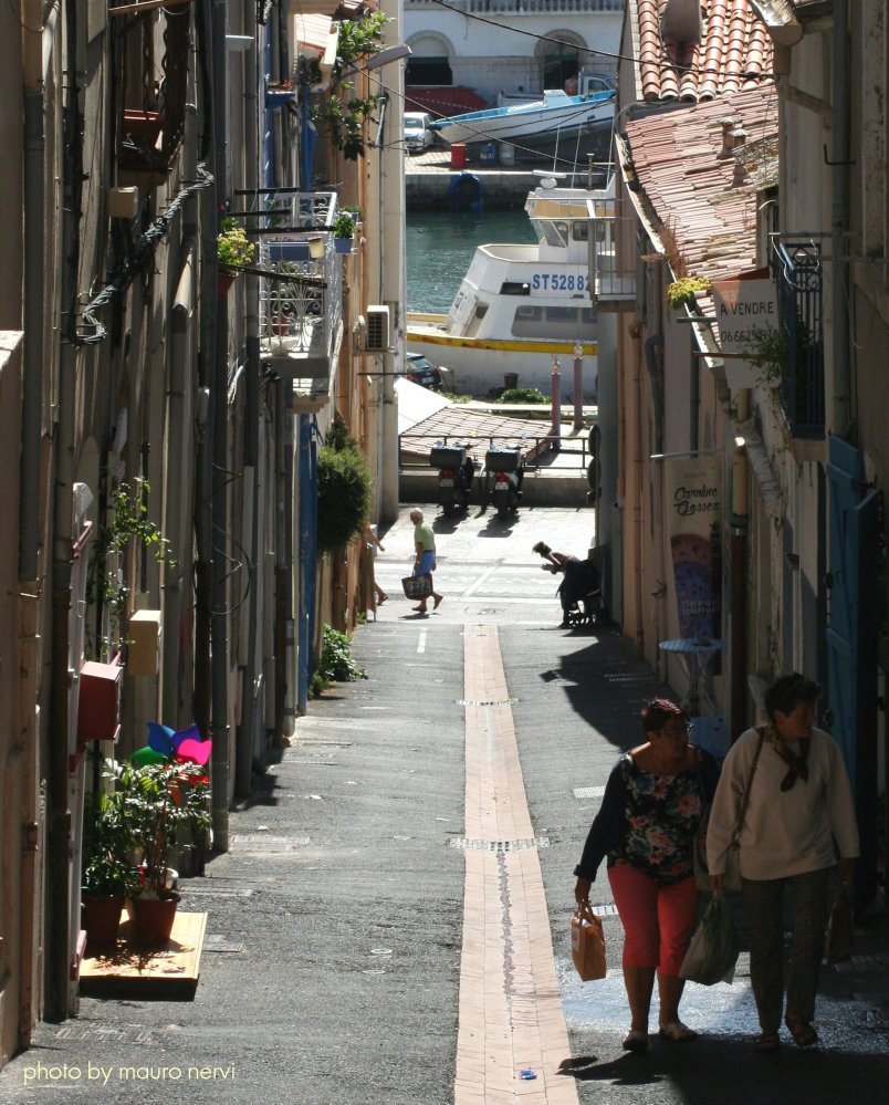 photo "in the street" tags: street, 