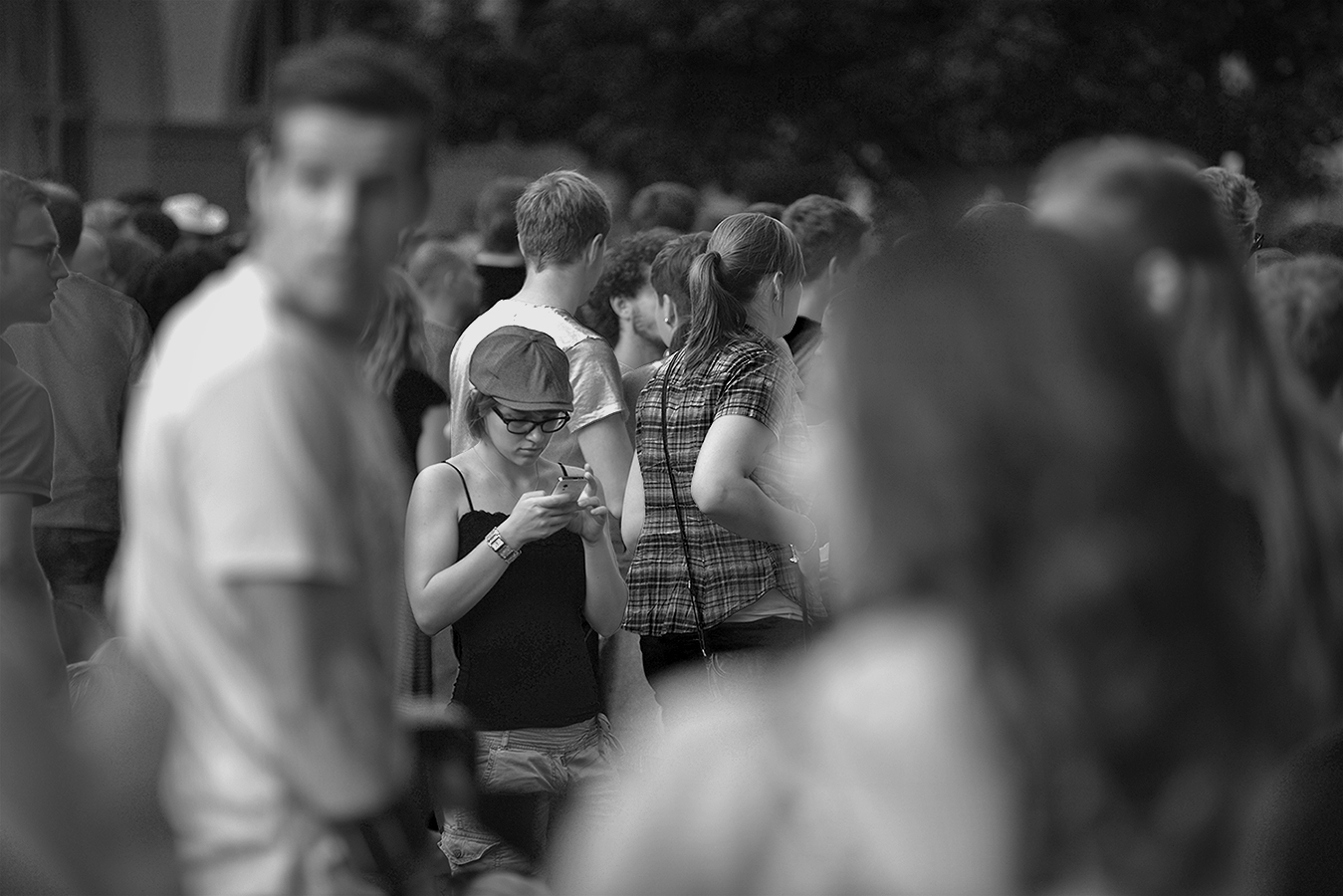 В толпе людей глаза. Человек толпы. Среди толпы. Человек в толпе людей. Одиночество в толпе.