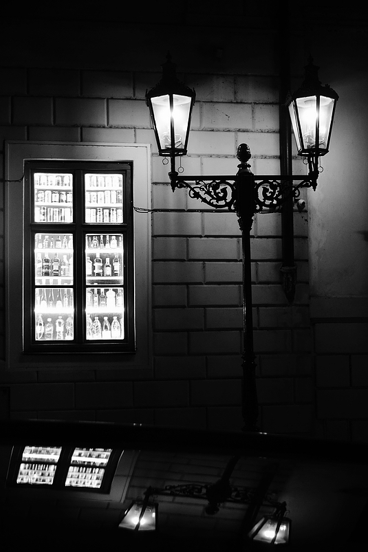 фото "Ночной окно, фонари и отражение" метки: черно-белые, Prag, Praha, Прага