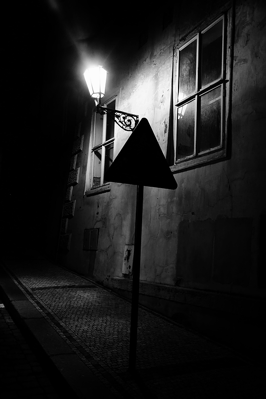 фото "Ночные окна, фонарь и доро́жный знак" метки: черно-белые, Prag, Praha, Прага