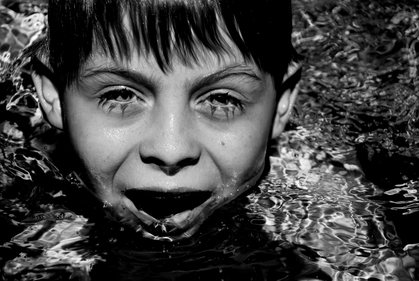 photo "==-" tags: portrait, black&white, misc., kid, pool, swimming