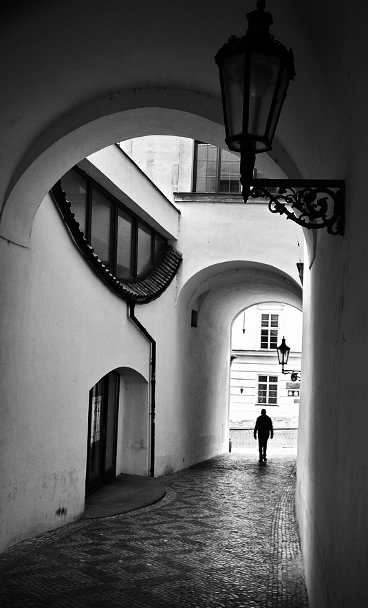 фото "Проход, фонари и фигура" метки: черно-белые, Prag, Praha, Прага