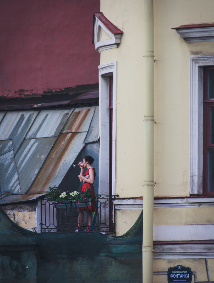 photo "я из культурной столицы" tags: street, city, misc., girl, wine, woman, Петербург, СПб, человек