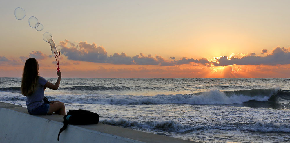 photo "***" tags: genre, girl, sea, sunset, мыльные пузыри