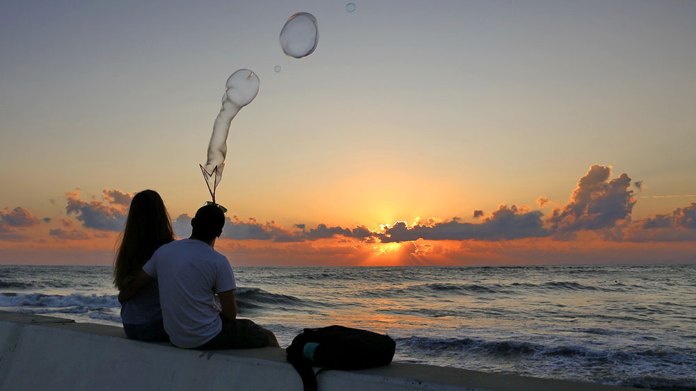 фото "Мыльные грёзы" метки: жанр, закат, море, мыльные пузыри