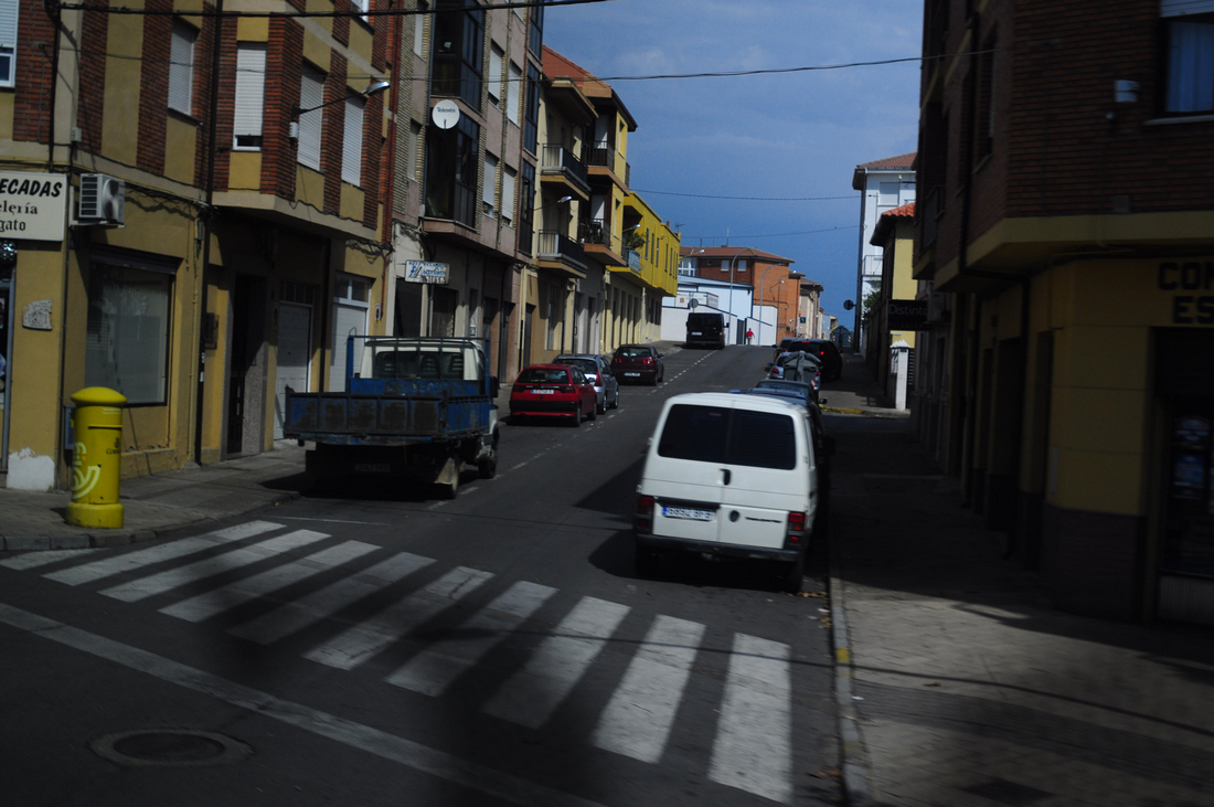фото "Испания, по дороге в Понферраду" метки: путешествия, автомобиль, вид_через_стекло, дом, контраст, свет, сценичность, тротуар, цвет