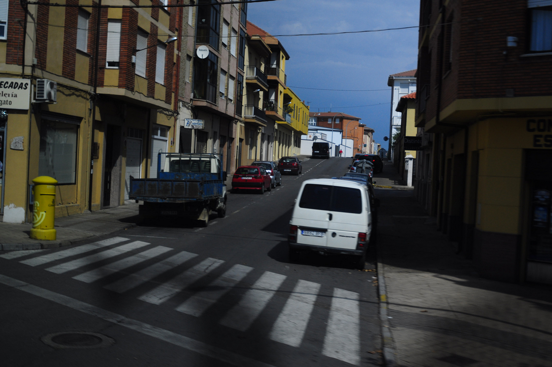 photo "Espana,viaje a Ponferrada" tags: travel, car, colour, light, вид_через_стекло, дом, контраст, сценичность, тротуар