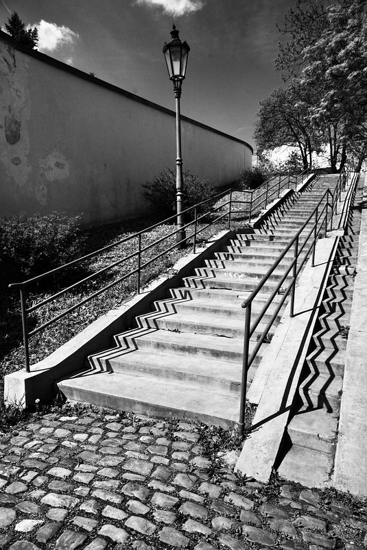 photo "Фонарь и лестница" tags: black&white, Prag, Prague, Praha