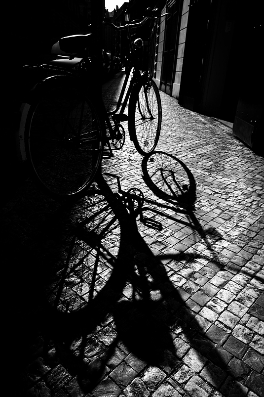 фото "Велосипед и тень" метки: черно-белые, Prag, Praha, Прага
