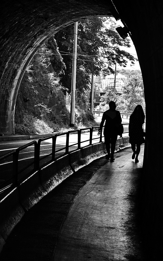 фото "Tоннель и фигури" метки: черно-белые, Prag, Praha, Прага