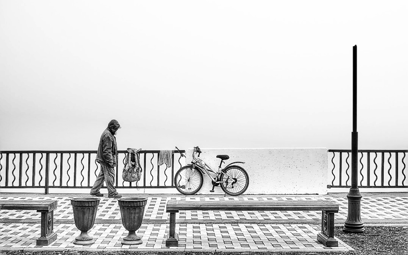 photo "Fisherman" tags: black&white, genre, misc., bw, fog, people, Набережная, рыбак, чёрно-белое