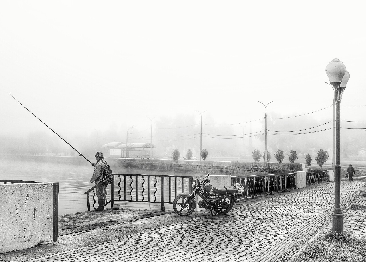 photo "Lonely fisherman" tags: black&white, genre, misc., bw, fog, people, Набережная, чёрно-белое фото
