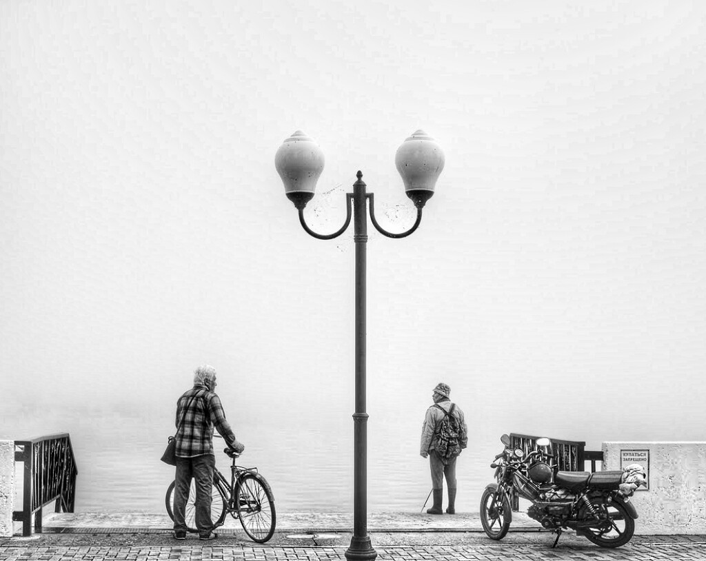 photo "***" tags: black&white, genre, misc., bw, fog, people, Набережная, рыбак, чёрно-белое, чёрно-белое фото