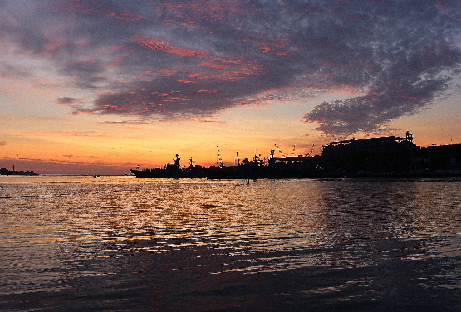 photo "... the contrast of the elements ..." tags: landscape, nature, panoramic, clouds, sea, sunset, Севастополь, Черное море, корабли