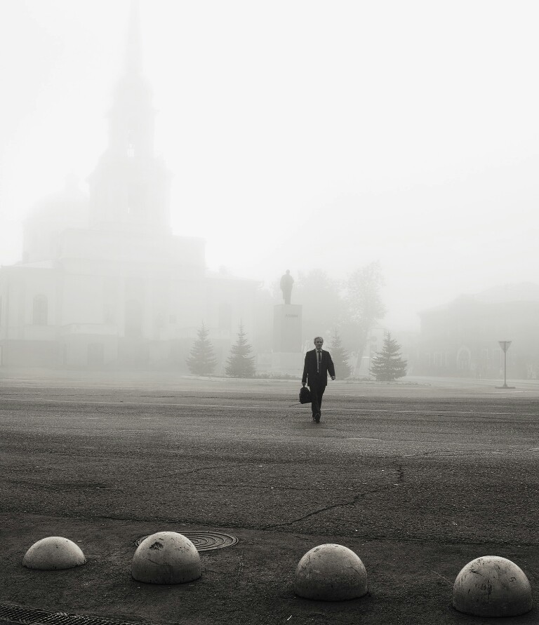 photo "***" tags: black&white, street, city, bw, fog, people, чёрно-белое, чёрно-белое фото