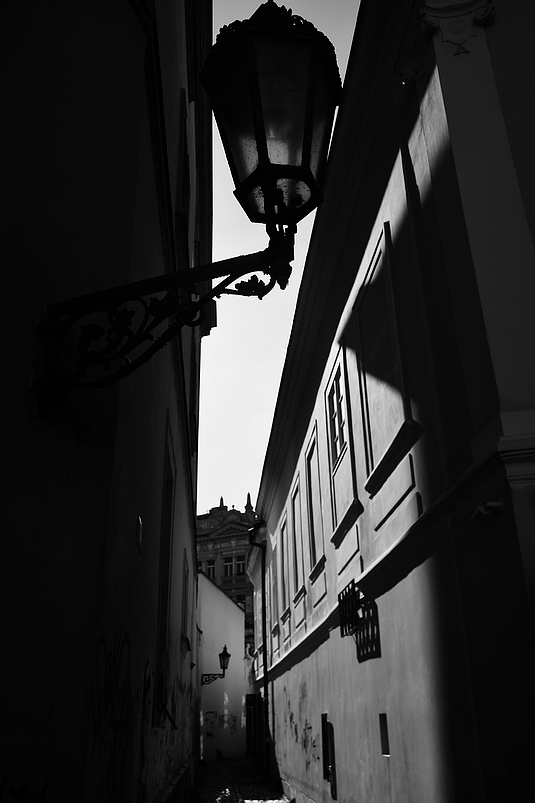photo "Cвет, фонарь, тени и улочка" tags: black&white, Prag, Prague, Praha