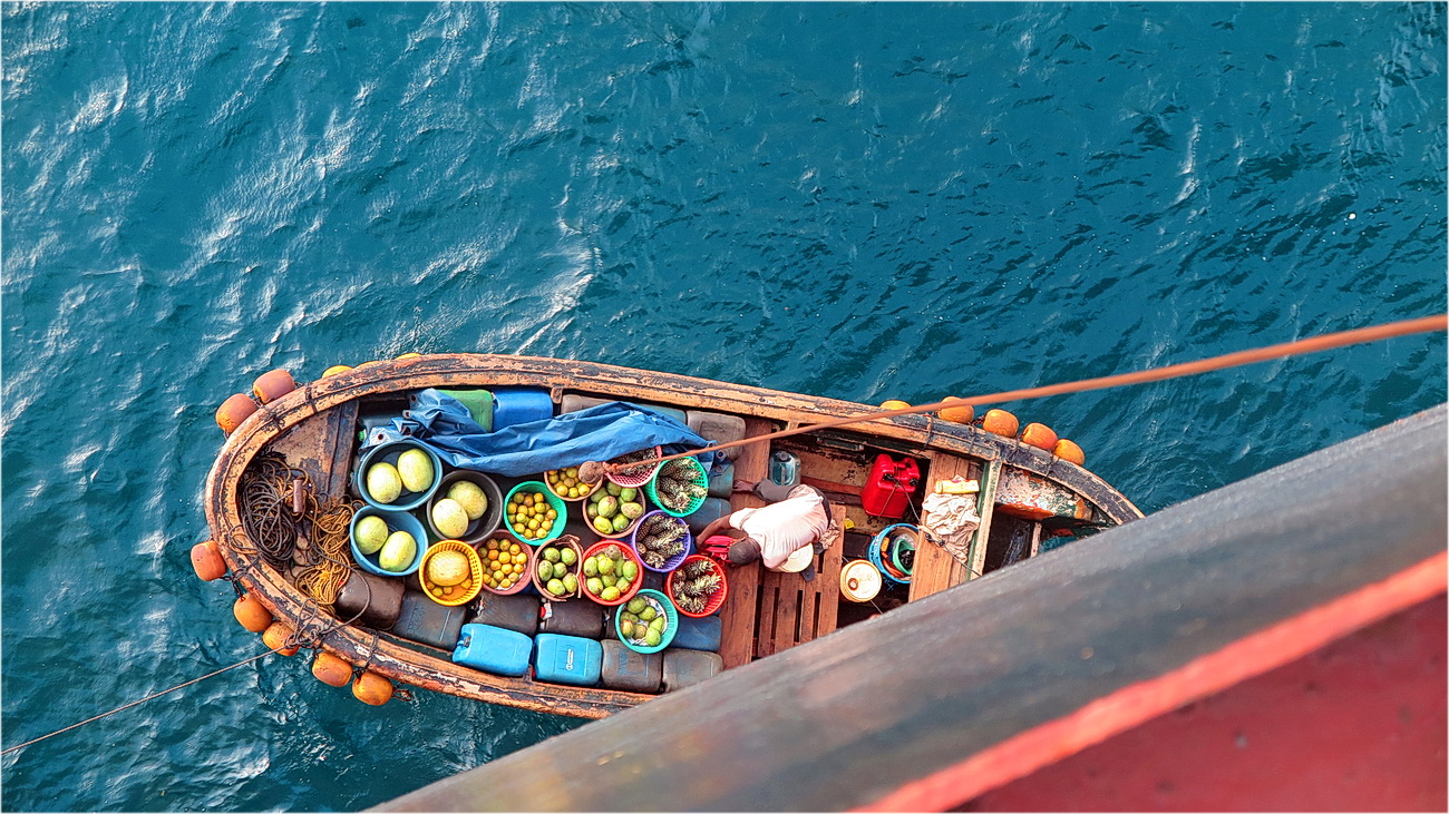 photo "Fruit boat" tags: misc., 