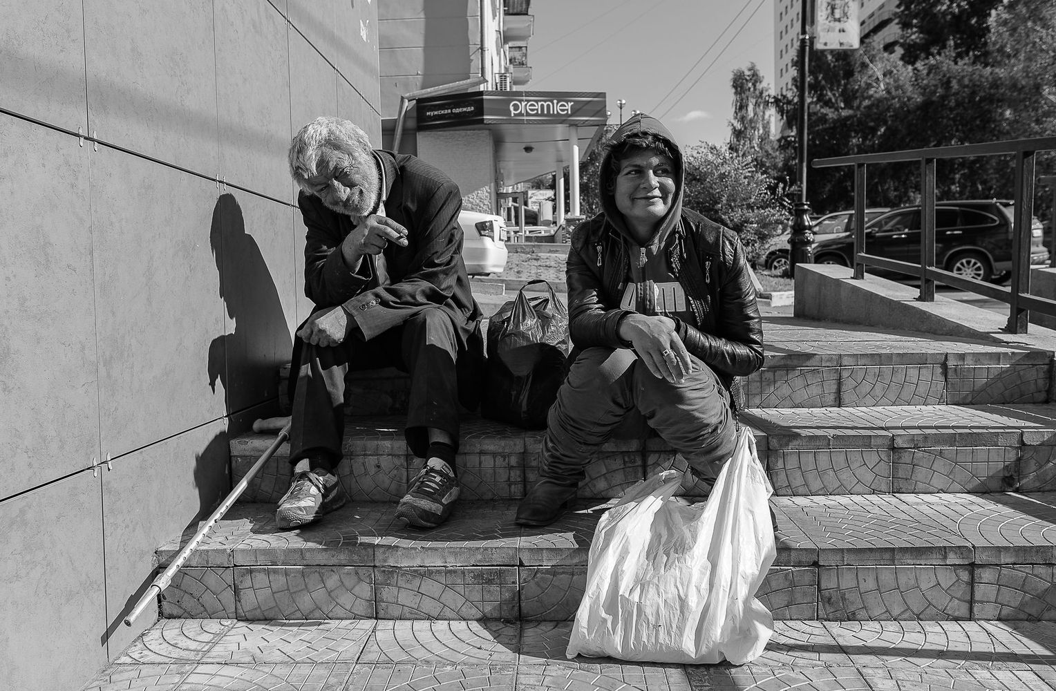 photo "Two packages of happiness" tags: genre, street, summer, Хабаровск, бомжи, добыча, счастье