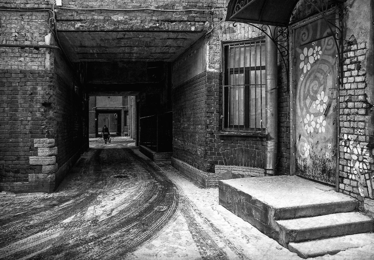 photo "***" tags: street, genre, black&white, winter, Петербург, дворы и подворотни, жизнь