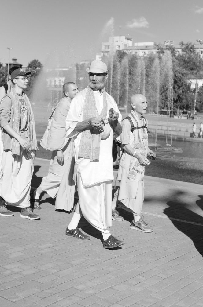 photo "Ekaterinburg (Hare Kṛṣṇa)" tags: city, genre, black&white, кришнаит, музыкант, секта, шествие
