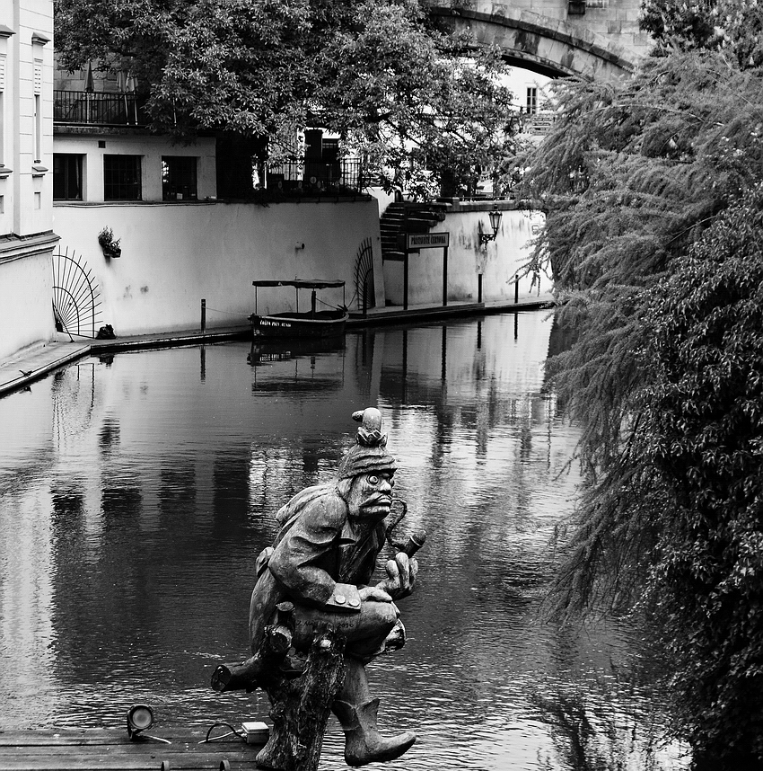 photo "Водяной и Чертовка" tags: black&white, Prag, Prague, Praha