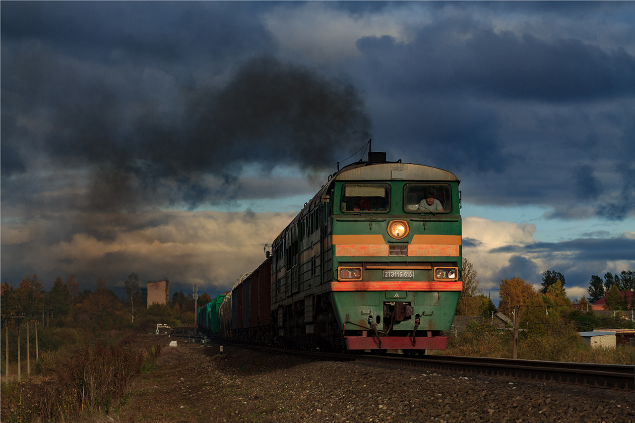 photo "***" tags: landscape, nature, technics, autumn, clouds, sky, village, деревья, железная дорога, жёлтый, поезд, человек