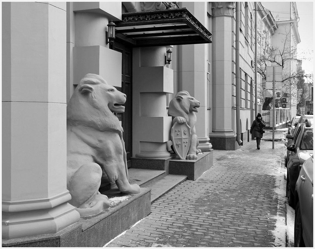 photo "The house with lions" tags: city, architecture, 