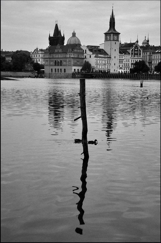 photo "Дома, башни и Влтава" tags: architecture, black&white, Prag, Prague, Praha