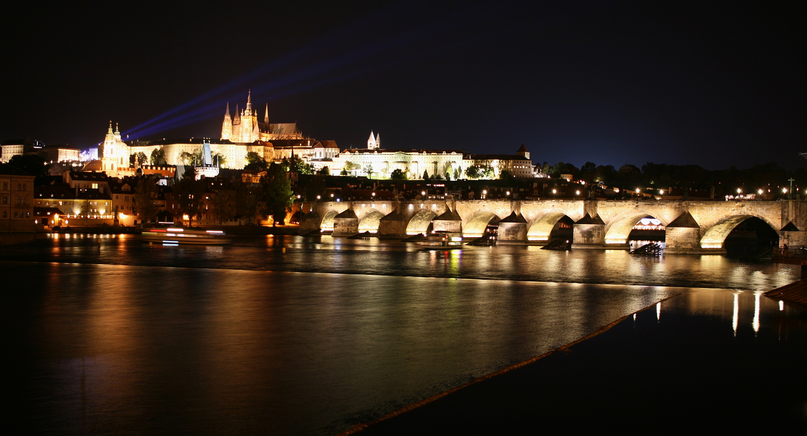 photo "Prague by night" tags: architecture, reporting, city, Europe, Prague, night, river